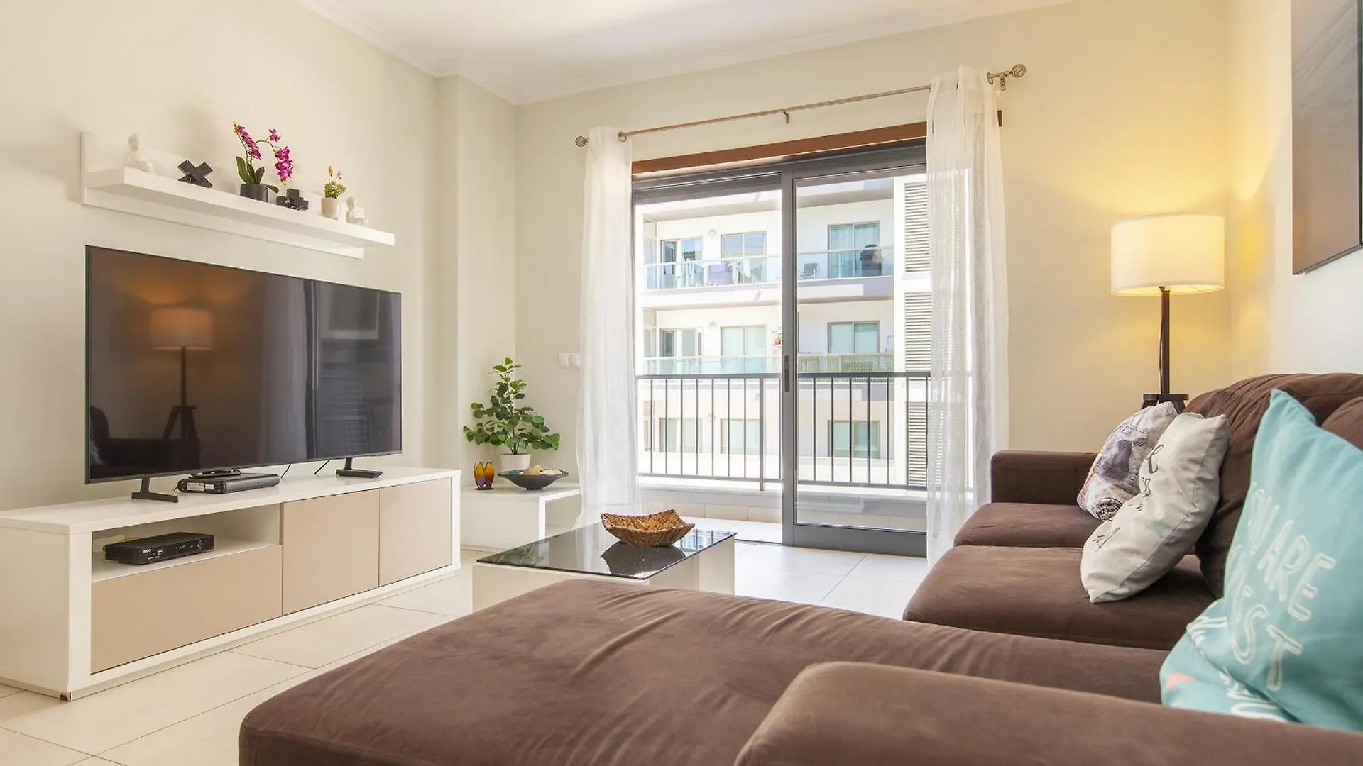 B03 - Luxury 2 Bed Lagos Marina Apartment